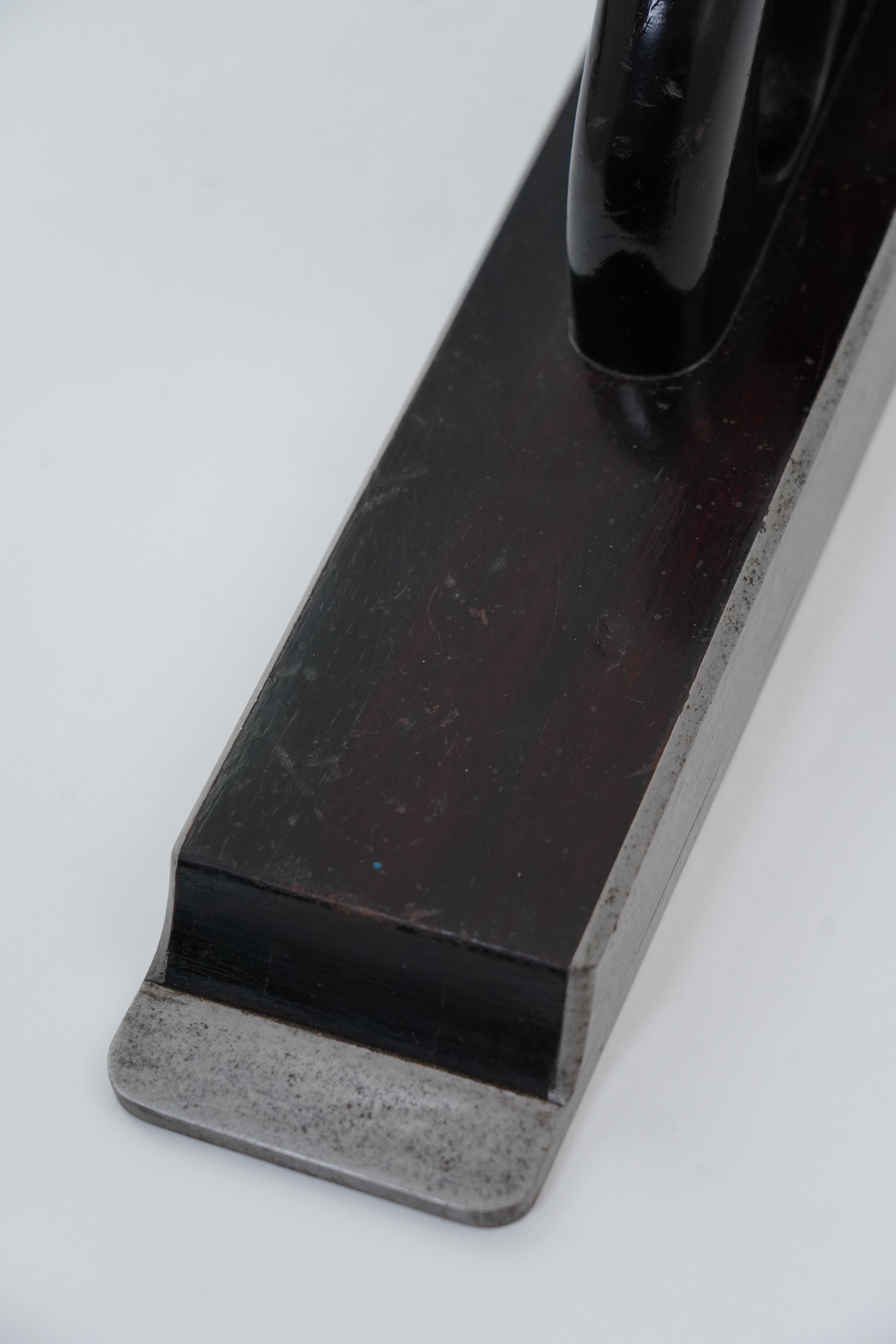 A Norris A1 adjustable 22 1/2” jointer plane with rosewood infill and handle, stamped with Norris, London to both the brass lever cap and the iron